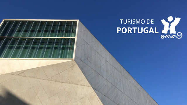 Imagem da Casa da Música com logotipo do Turismo de Portugal